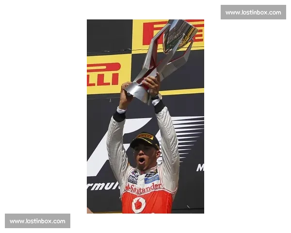 F1 加拿大站天台合影花絮曝光！拉塞尔携维斯塔潘上演 “空中对决”