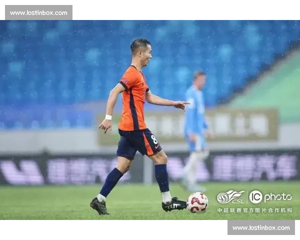 空门卧射偏出瞬间！看台视角下的遗憾与呐喊